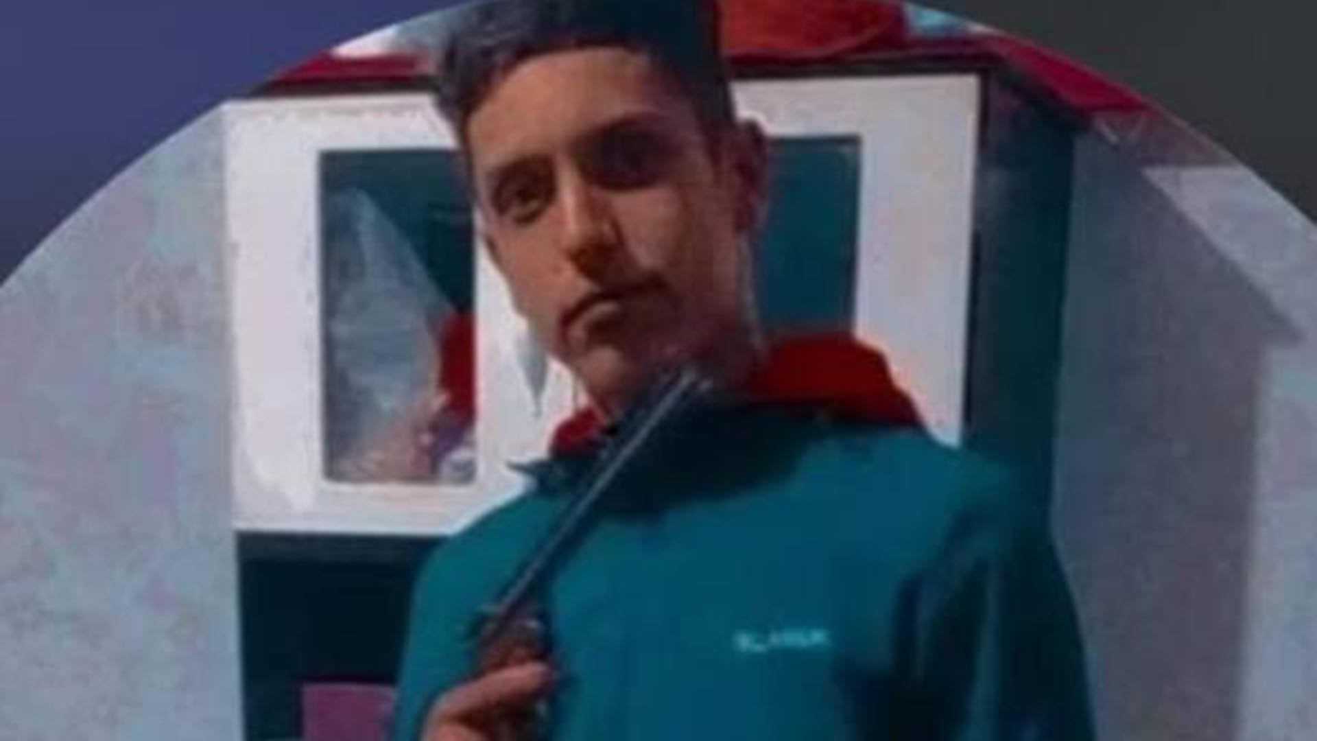 El joven, asesinado en Córdoba durante los festejos por Argentina, posa para la cámara con un arma de fuego.