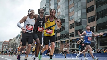Maratón de Boston: uno de los corredores que se detuvo a ayudar a un competidor explicó por qué lo hizo