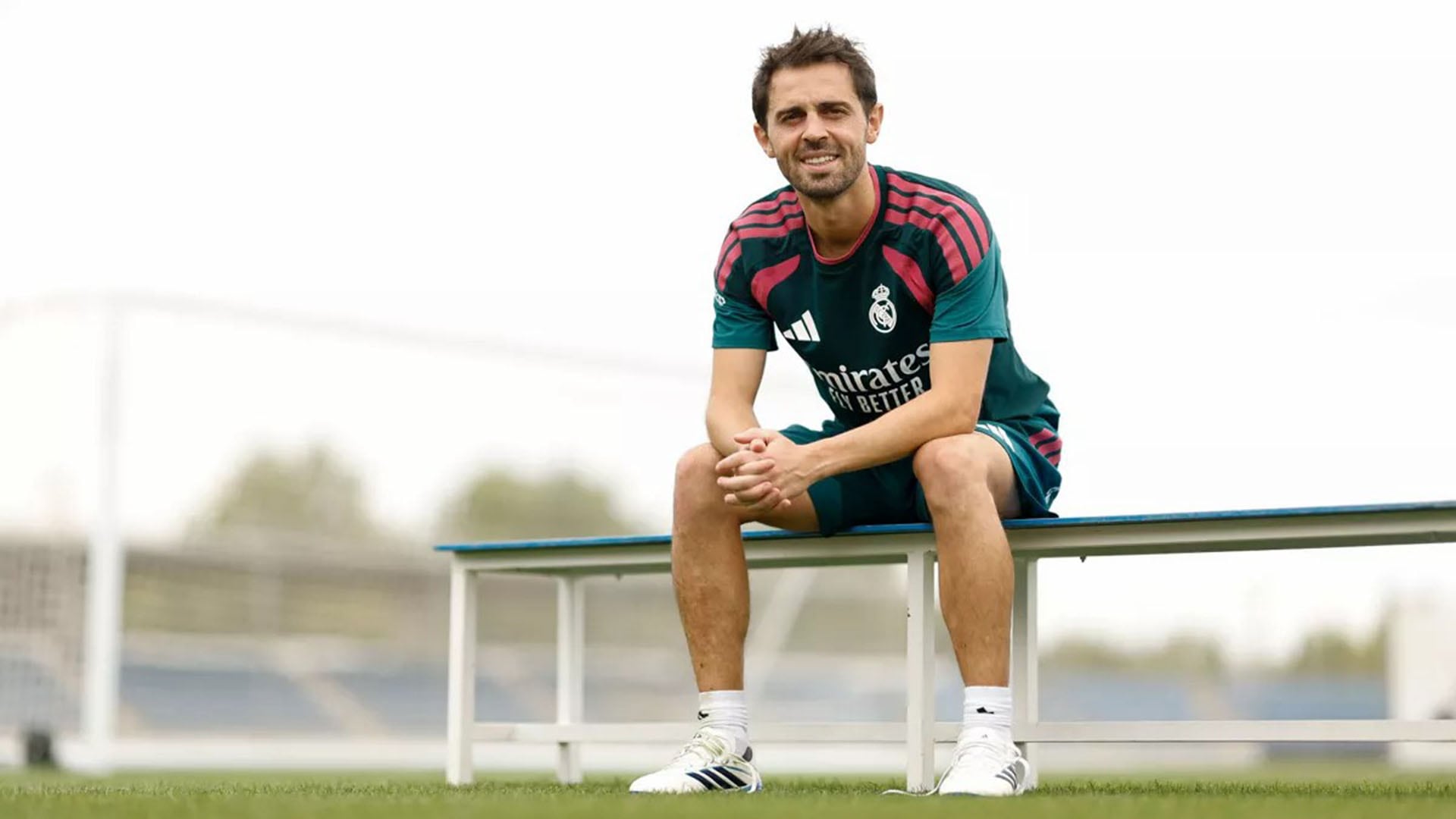 Tras casi diez años en Manchester City, el mediocampista portugués Bernardo Silva firmó libre a los 31 años con Real Madrid hasta junio de 2028