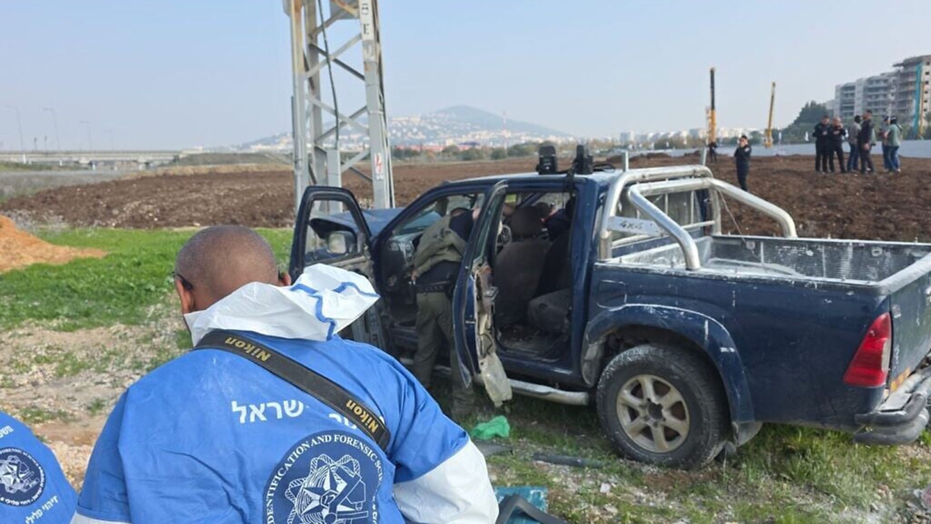 La camioneta utilizada en un ataque mortal con apuñalamiento y embestida perpetrado por un palestino de Cisjordania en el norte de Israel, cerca de Afula (Policia de Israel)