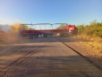 El camión quedó atravesado en