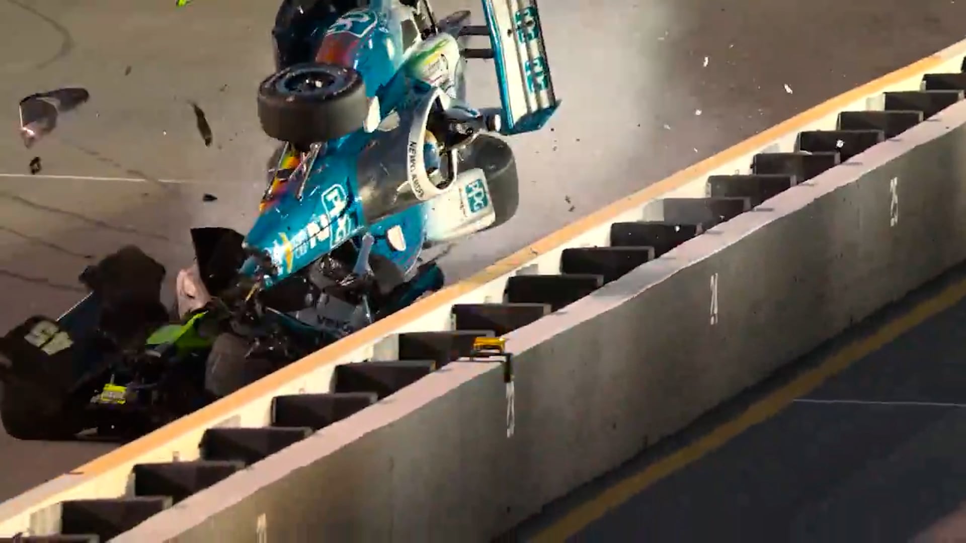El auto de Foster se cruzó y Josef Newgarden no pudo evitar el choque