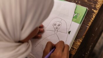 Un estudiante que dibuja durante