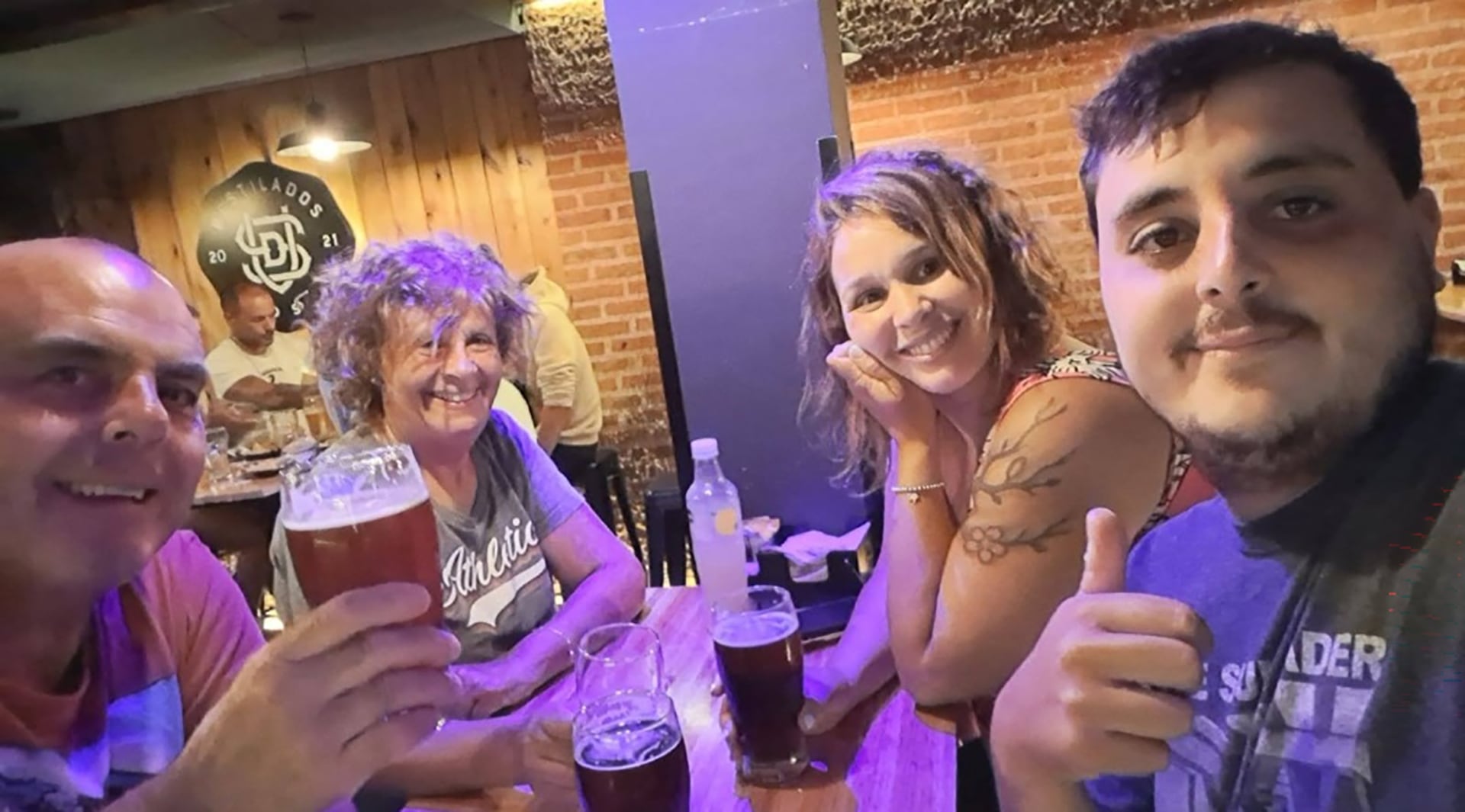 Manuel López Ledesma junto a sus padres y a su novia