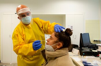 Un profesional sanitario realiza una