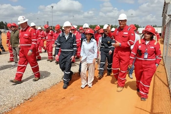 Delcy Rodríguez (c), junto al