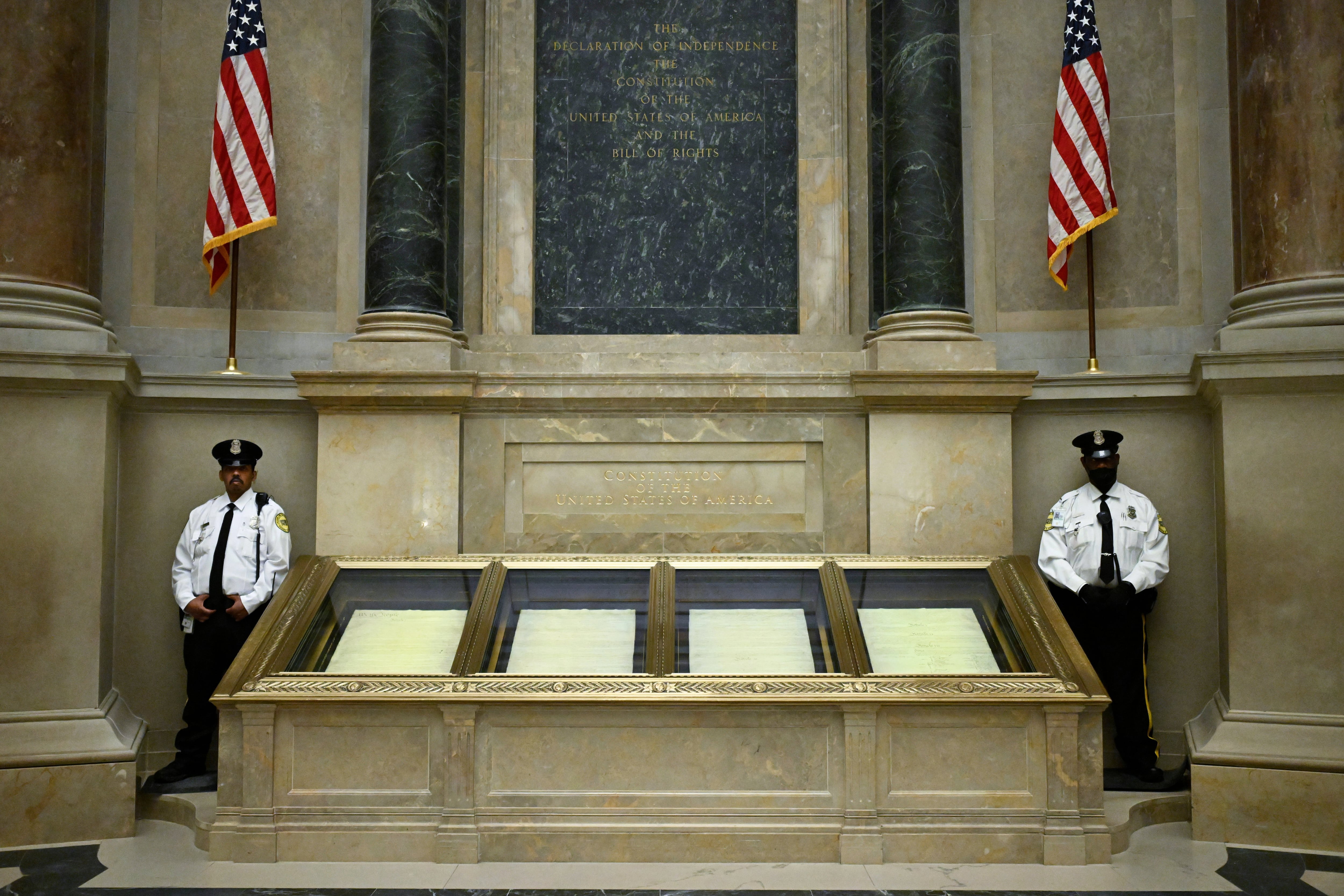 Dos guardias protegen la Constitución de Estados Unidos en los Archivos Nacionales en Washington (AP/ARCHIVO)