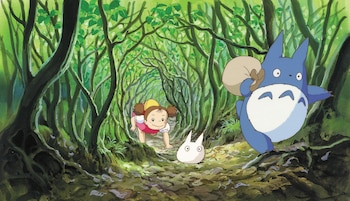 Cinemex proyecta Mi vecino Totoro desde este 10 de septiembre. La película de Hayao Miyazaki sigue a Satsuki y Mei, dos hermanas que se mudan al campo con su padre y conocen a Totoro, un espíritu del bosque. (Studio Ghibli/GKIDS via AP)