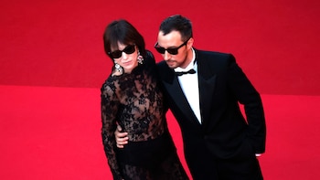 El diseñador que financia películas y rechaza la cultura influencer: la relación inédita entre la moda y el cine de autor