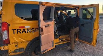 Elementos federales localizaron este martes alrededor de 57 kilos de droga ocultos en el doble fondo de una camioneta de transporte especial sobre la carretera federal 45. Crédito: Especial