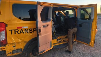 Narcos usan camioneta escolar para transportar 57 kilos de droga y armas en Chihuahua