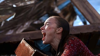 La película de tiburones que triunfa en Netflix: huracanes, inundaciones, mujeres embarazadas luchando contra escualos y espíritu juguetón