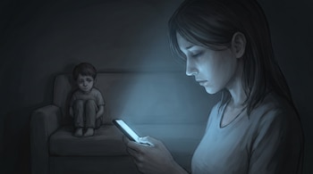 Ilustración de una madre con el rostro iluminado por la pantalla de su celular, mientras su hijo triste espera su atención sentado en un sofá oscuro.