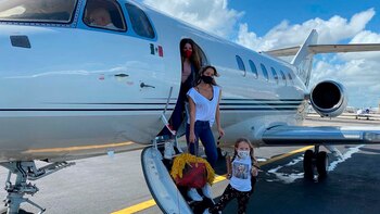 Geraldine Bazán y sus hijas