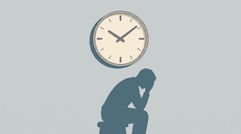 Reloj analógico de pared sobre la silueta azul de una persona sentada que sostiene su cabeza con la mano en un fondo gris.