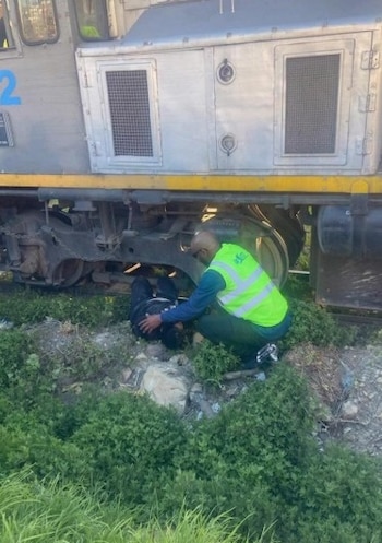 se desconoce el estado actual de la mujer arrollada - crédito @pasaenbogota / x