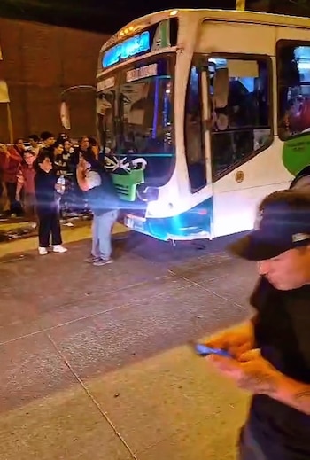 Bus de Vipusa fue atacado a balazos en Villa El Salvador: conductor recibió cinco impactos. Captura: X.