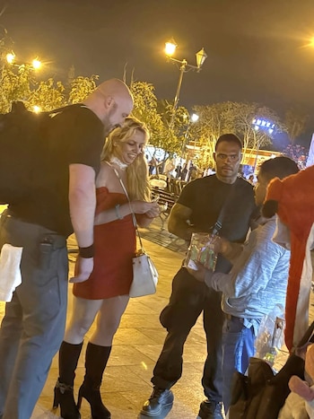 Spears luce un vestido rojo