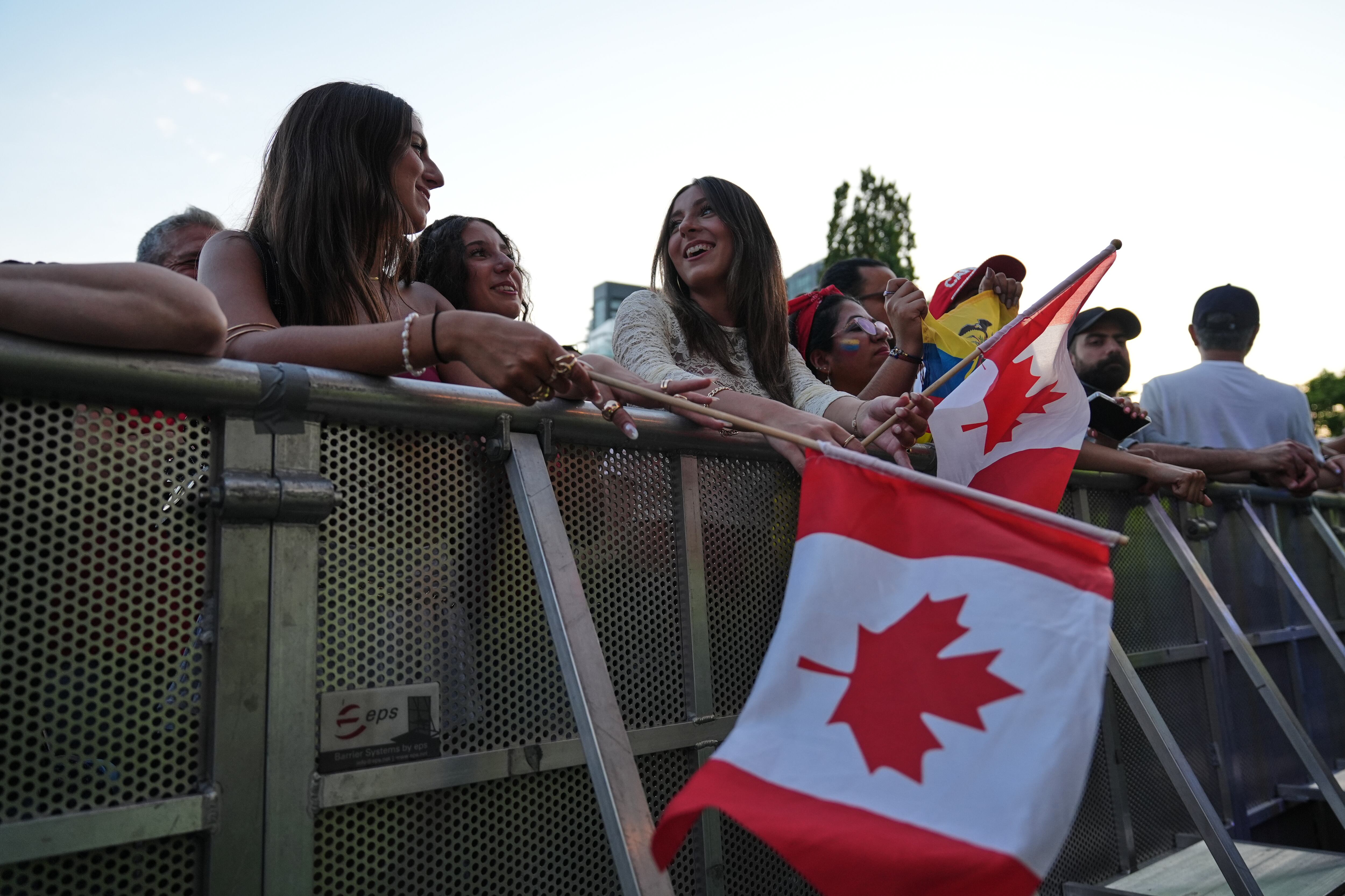 Hinchas agitan banderas de Canadá durante un concierto previo a la Copa Mundial, el miércoles 10 de junio de 2026, en Toronto. (AP Foto/Stephanie Scarbrough)