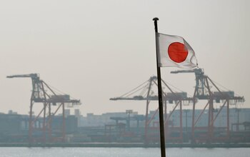 Una bandera nipona ondea ante