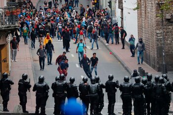 Un cordón policial intenta contener