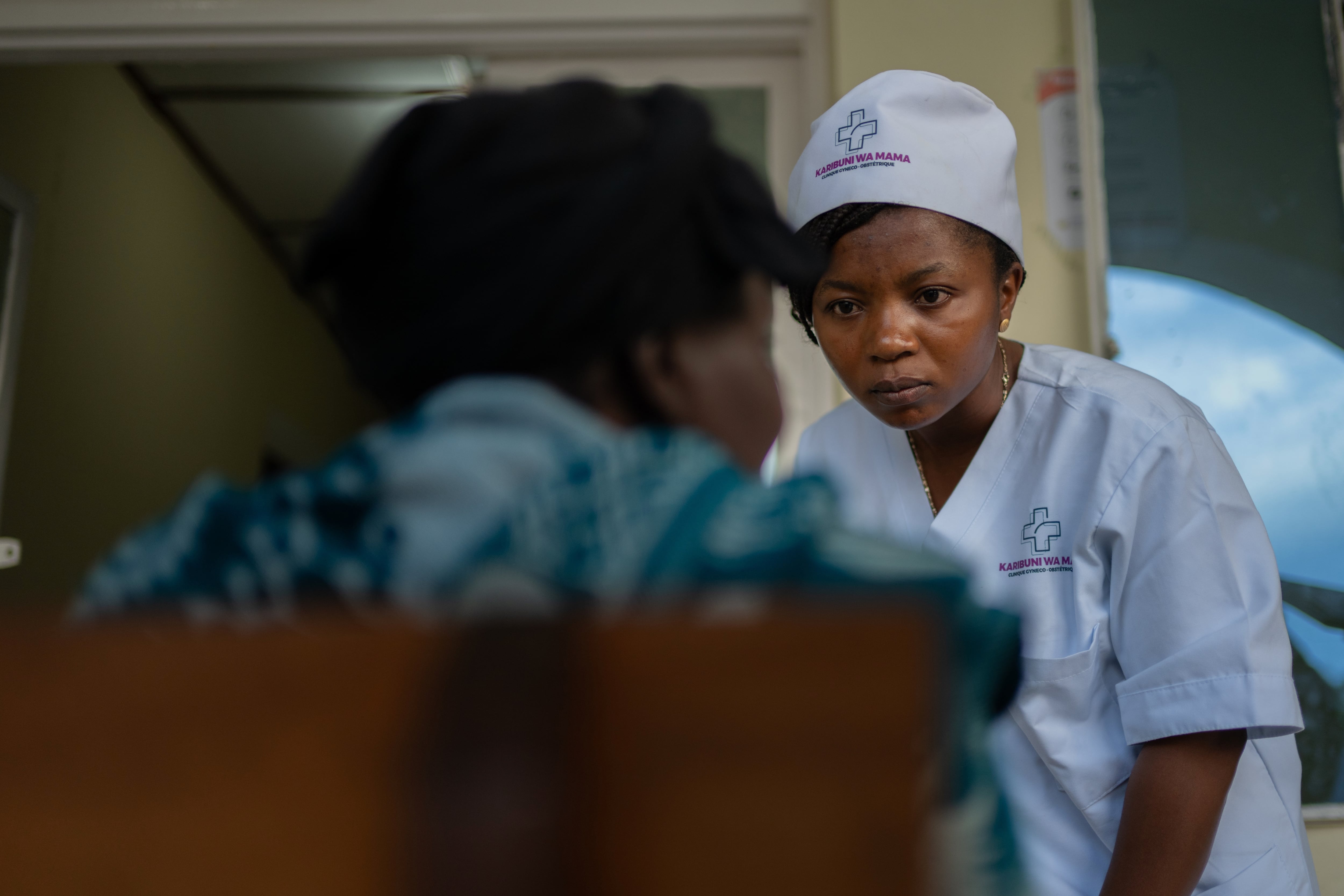 La doctora Elizabeth Furaha, directora médica de Karibuni wa Mama, habla con una familiar de un paciente en el hospital de Sofepadi en Bunia, en República Democrática del Congo, el viernes 29 de mayo de 2026-crédito Moses Sawasawa/AP Foto