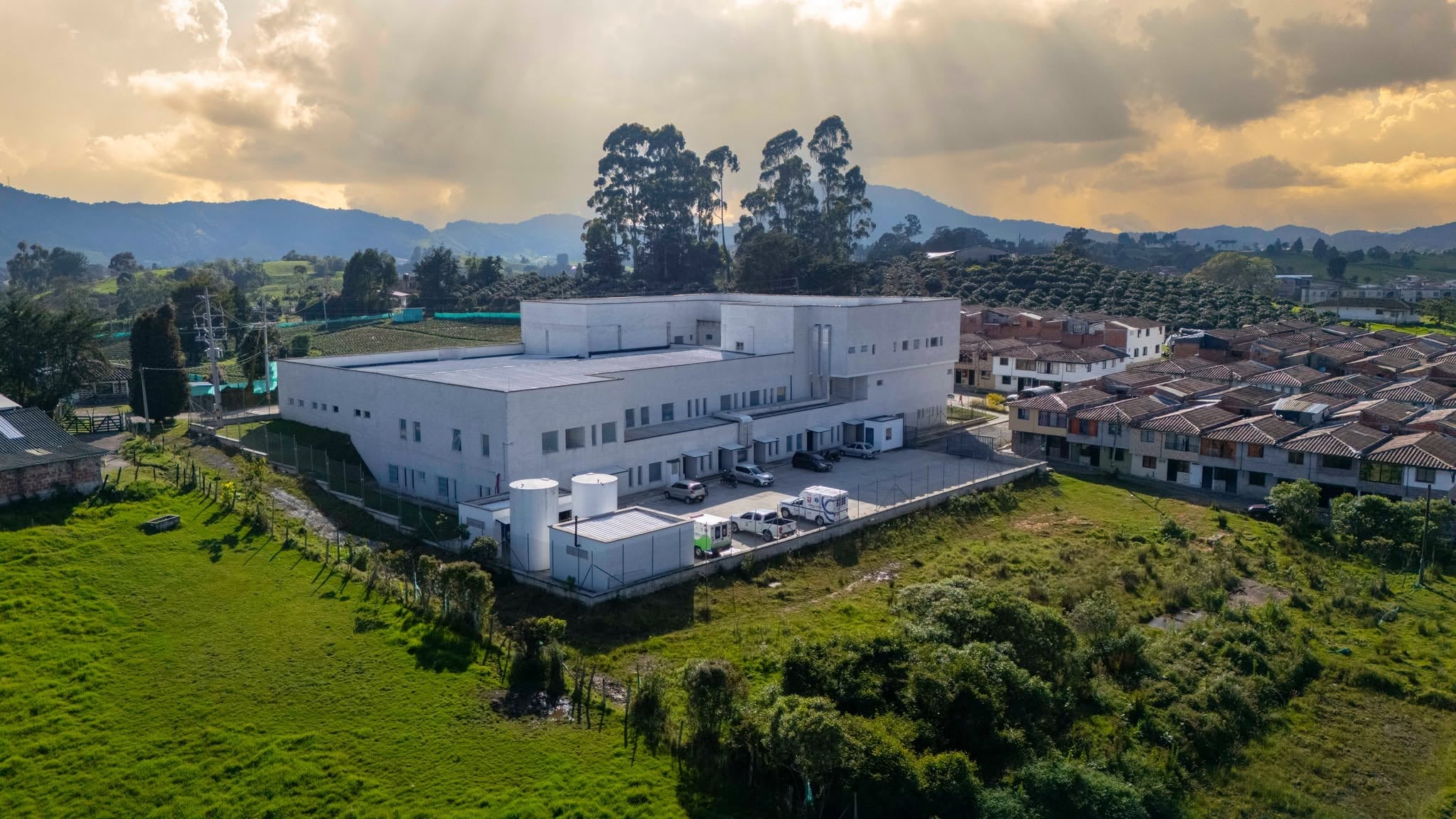 En este hospital del municidio de La Unión, Antioquia, fue atendida la víctima de 83 años - crédito (ESE Hospital SAN ROQUE | La Unión/Facebook)
