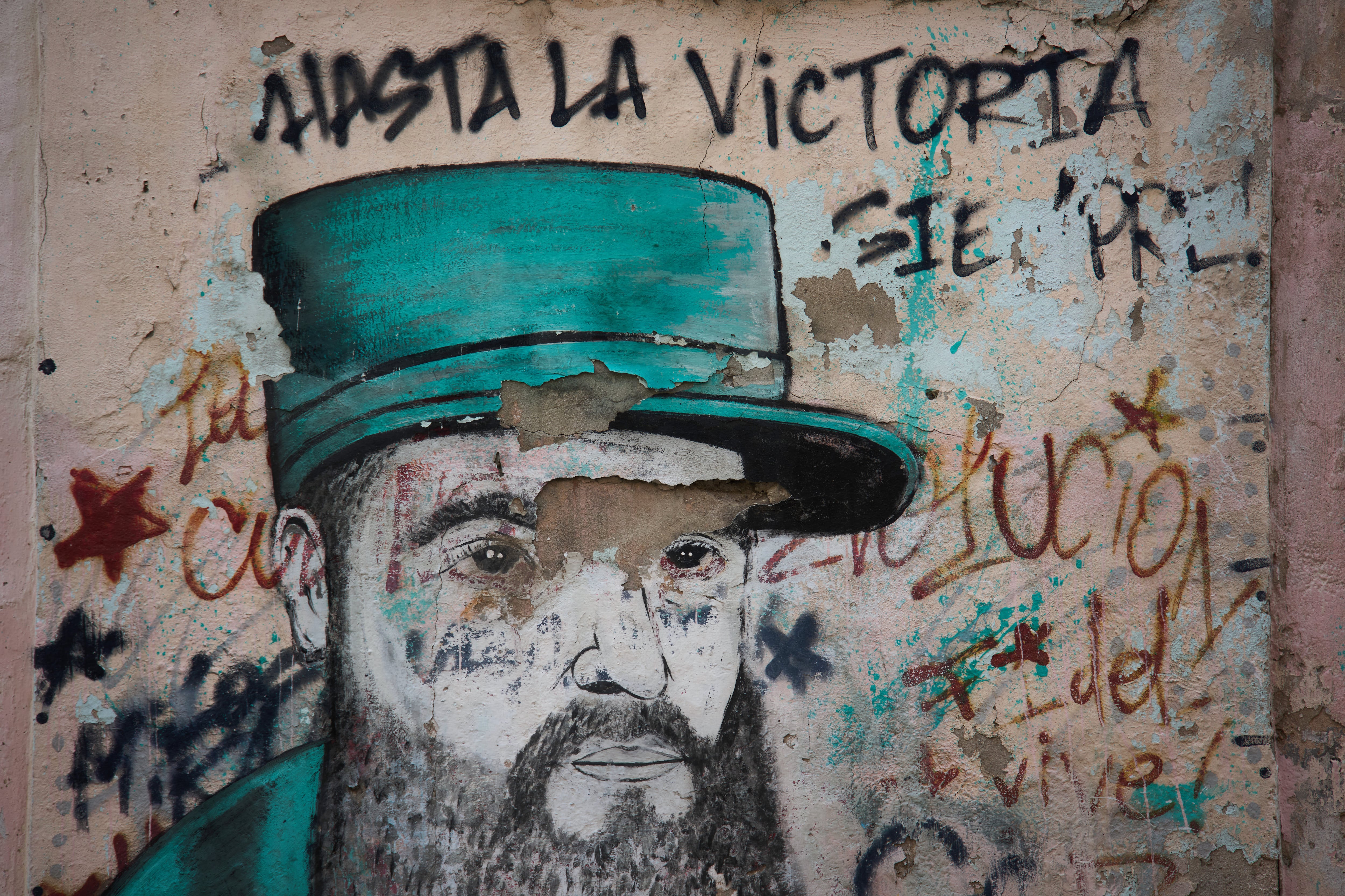 Un mural descascarado de Fidel Castro cubre una pared en La Habana, Cuba (AP Foto/Ramón Espinosa)
