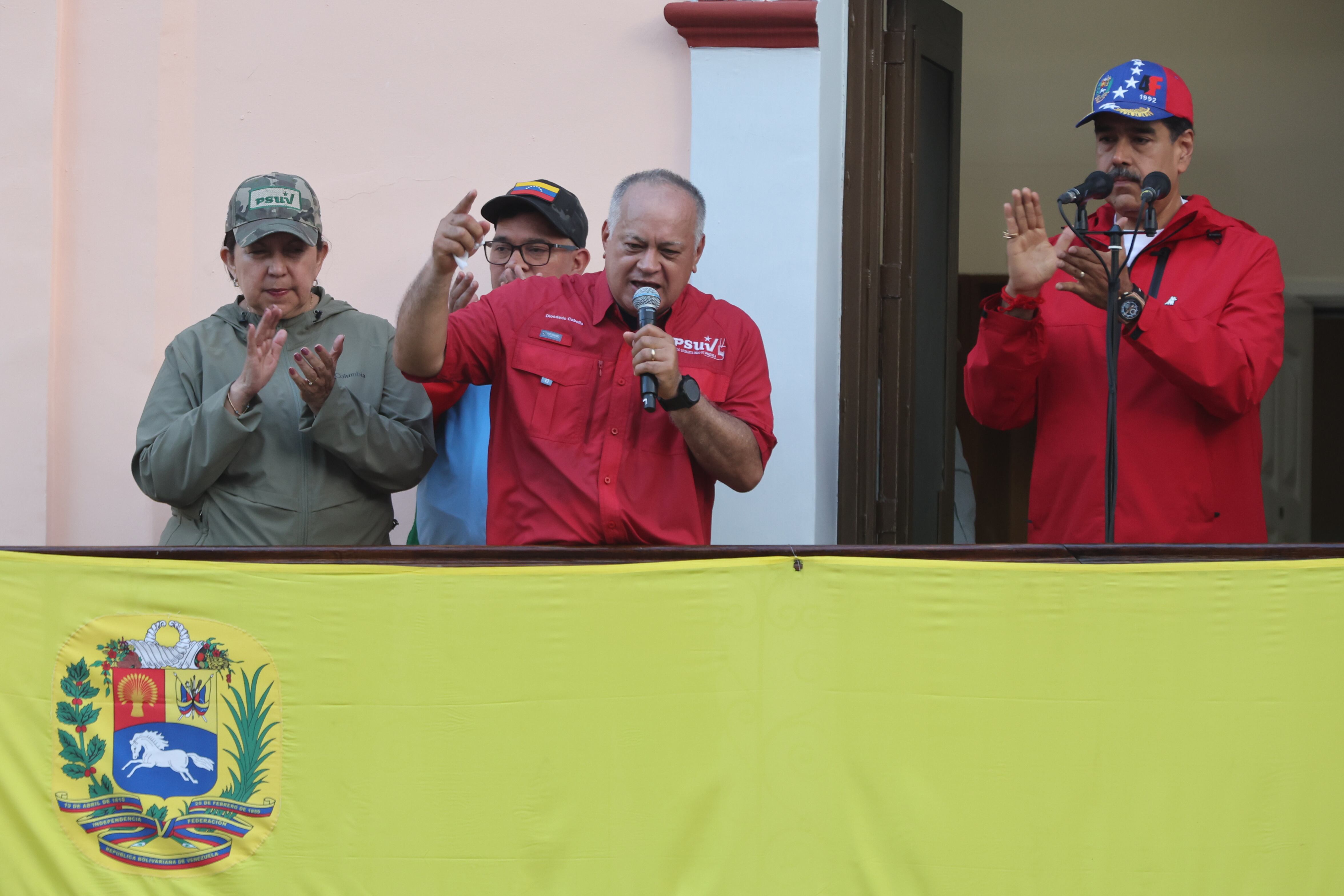 Los jefes de la narcodictadura venezolana, Diosdado Cabello y Nicolás Maduro (foto EFE)