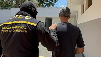 Así se lo llevaban preso