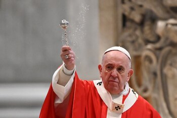 El papa Francisco bendice durante