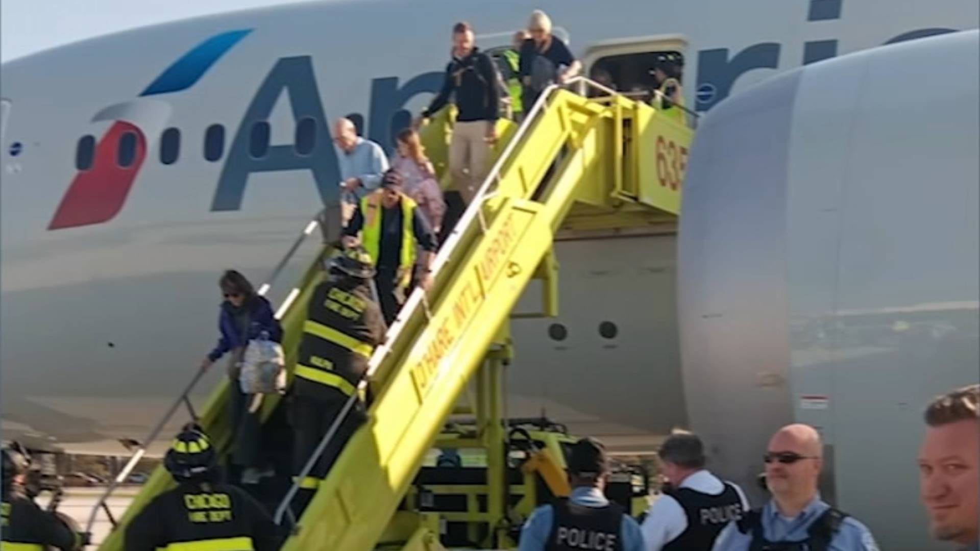 Un vuelo de American Airlines aterrizó con neumáticos reventados y problemas de frenos en el aeropuerto O'Hare de Chicago