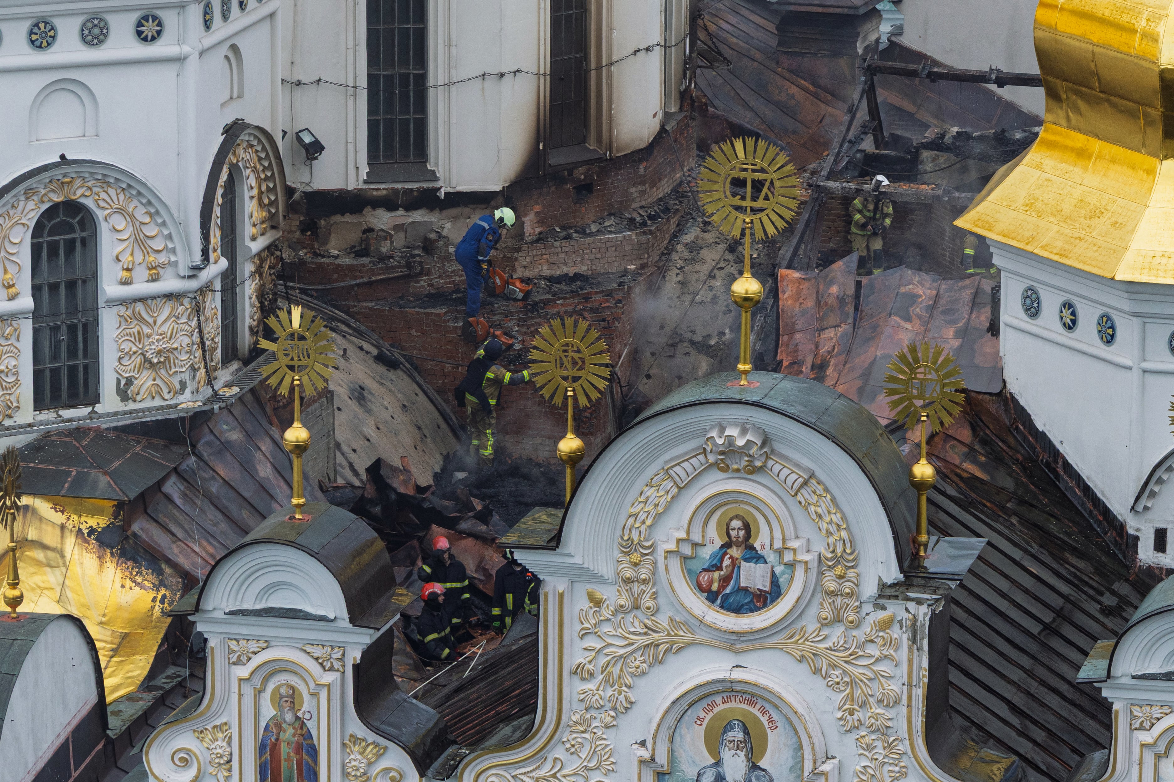 Un trabajador de emergencias aseguró que el interior de la Catedral de la Dormición no sufrió daños y que el techo absorbió el mayor impacto. La cubierta y la fachada, sin embargo, quedaron destruidas. (Serhii Okunev / AFP)
