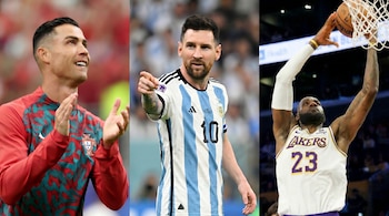 Montaje fotográfico de tres paneles mostrando a Cristiano Ronaldo aplaudiendo, Lionel Messi señalando, y LeBron James realizando una clavada en un partido de baloncesto.