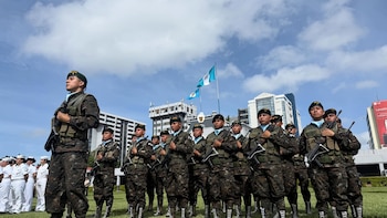 El Ministerio de la Defensa realizó ascensos de oficiales de alta antes del Día del Ejército