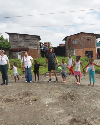 Carles Puyol compartiendo con varios
