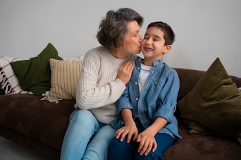 El proyecto Se Alquila Abuela conecta a mujeres mayores con familias que buscan compañía y apoyo en Argentina (Freepik)