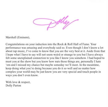Texto mecanografiado en inglés dirigido a Marshall (Eminem) con una firma cursiva de color rosa que dice Dolly en la parte superior