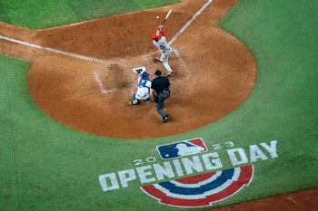 Bryson Stott, de los Filis de Filadelfia, conecta una roleta inofensiva en el juego inaugural de la campaña ante los Rangers de Texas, el jueves 30 de marzo de 2023 (AP Foto/Jeffrey McWhorter)