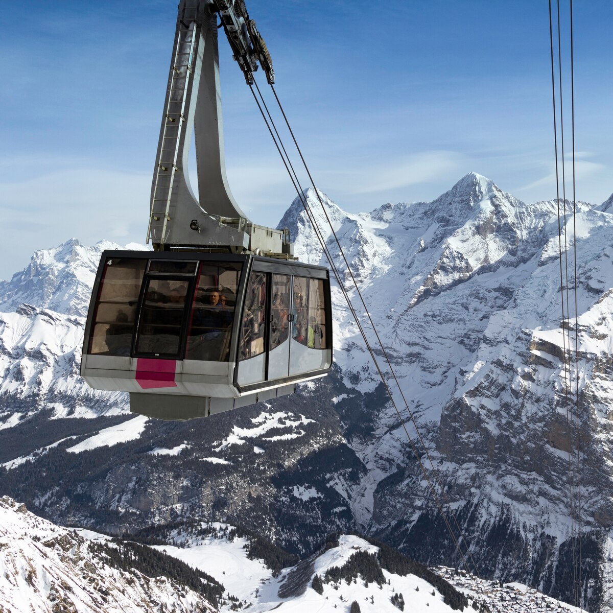 Casi 100 personas atrapadas en un teleférico italiano a 2.800 metros de altura - Infobae