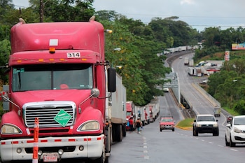 Vista de archivo de una fila de camiones en espera de cruzar la frontera hacia Costa Rica durante una protesta. EFE/Marcelino Rosario