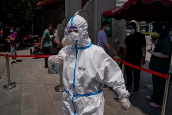 Un médico con un traje