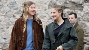 La princesa Leonor y la infanta Sofía visitan la localidad asturiana de Llanes durante la entrega del Premio al Pueblo Ejemplar de Asturias 2026 a la Cofradía de Pescadores Santa Ana. (Ballesteros/EFE)