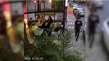 El ladrón caminó por la