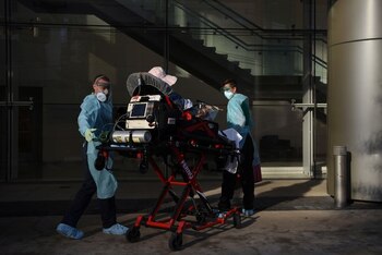 Foto de archivo ilustrativa de trabajadores de salud trasladando a un paciente con COVID-19 en Houston, Texas
Ago 19, 2020. REUTERS/Callaghan O'Hare/