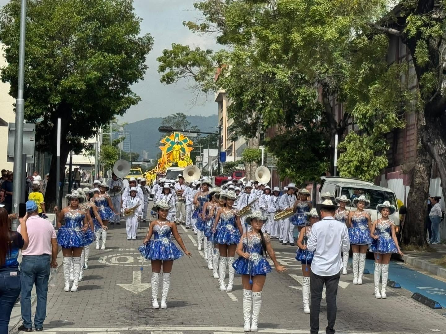Los Comandos de Salvamento celebran 66 años con un desfile por el centro de San Salvador (Foto cortesía Comandos de Salvamento)