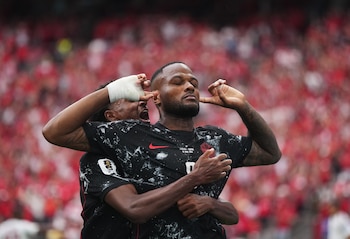 El canadiense Cyle Larin celebra después de anotar el primer gol de su equipo ante Qatar durante el partido por el Grupo B del Mundial, el jueves 18 de junio de 2026, en Vancouver. (Darryl Dyck/The Canadian Press via AP)