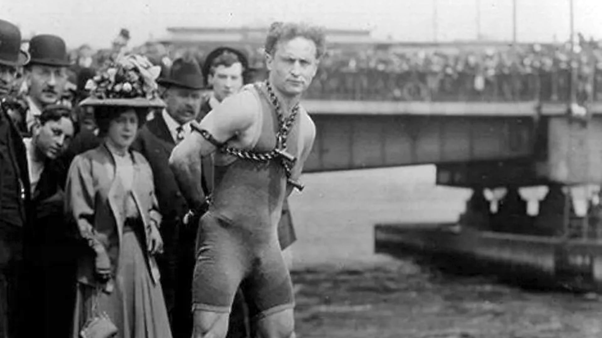A cien años de su muerte, una investigación médica propone que Harry Houdini no murió por los golpes que recibió, sino por una obstrucción intestinal