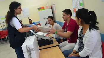 Guía rápida: ¿Cómo ubicar tu número de mesa y aula dentro del centro de votación?