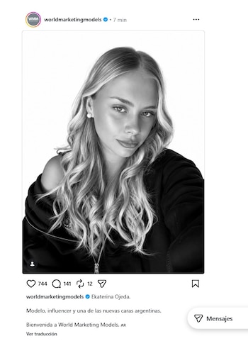 Primer plano de una mujer con cabello largo y ondulado, aretes de perlas y una chaqueta de manga larga, en una fotografía en blanco y negro